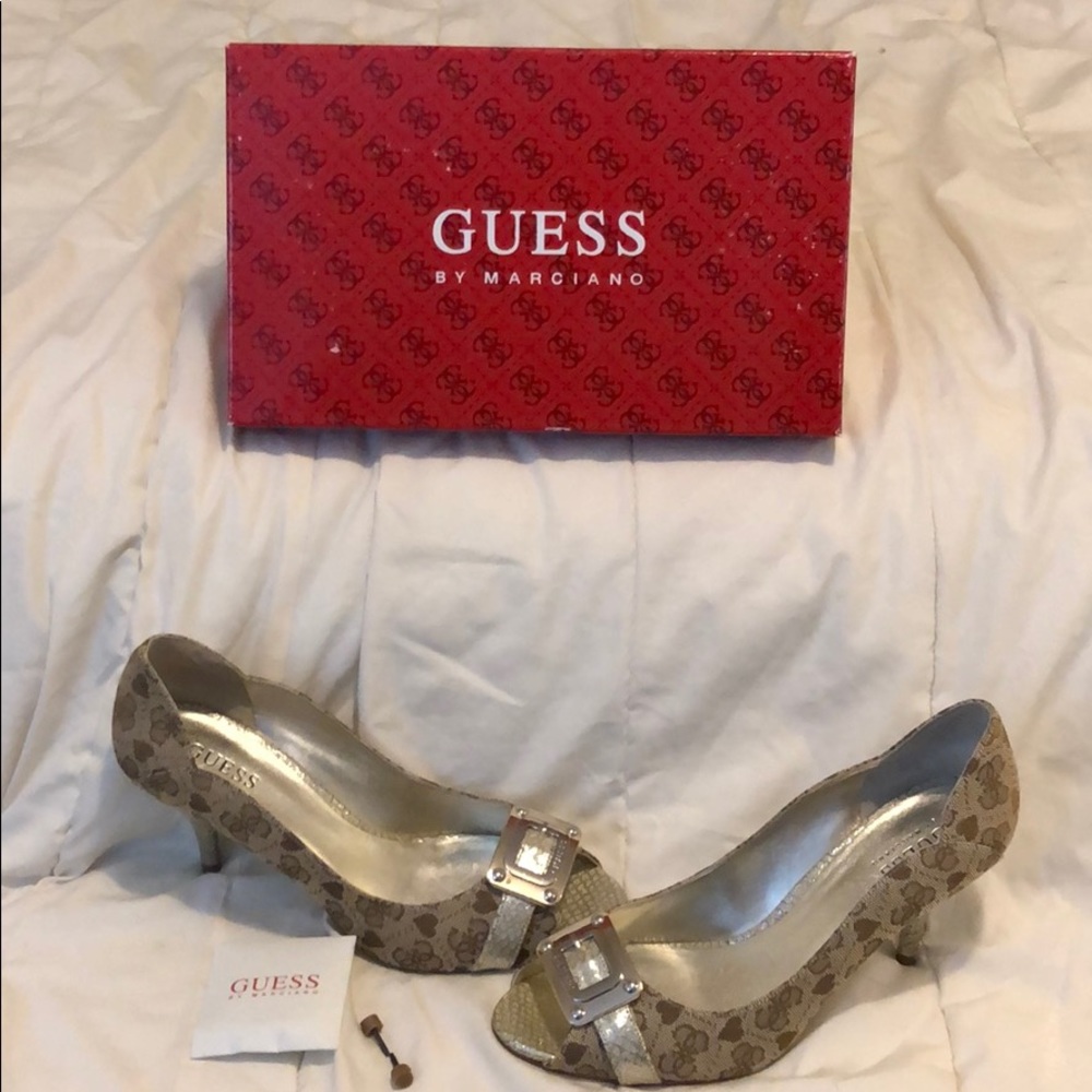 Guess signature pump size 8